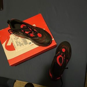 Nike Air Max Exosense size: 1.5y Black with red